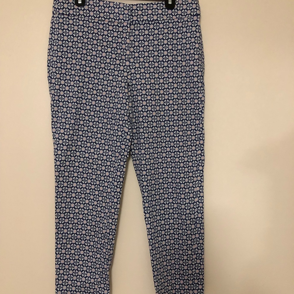 Zac & Rachel size 16 pants blue floral ankle.
Excellent Condition